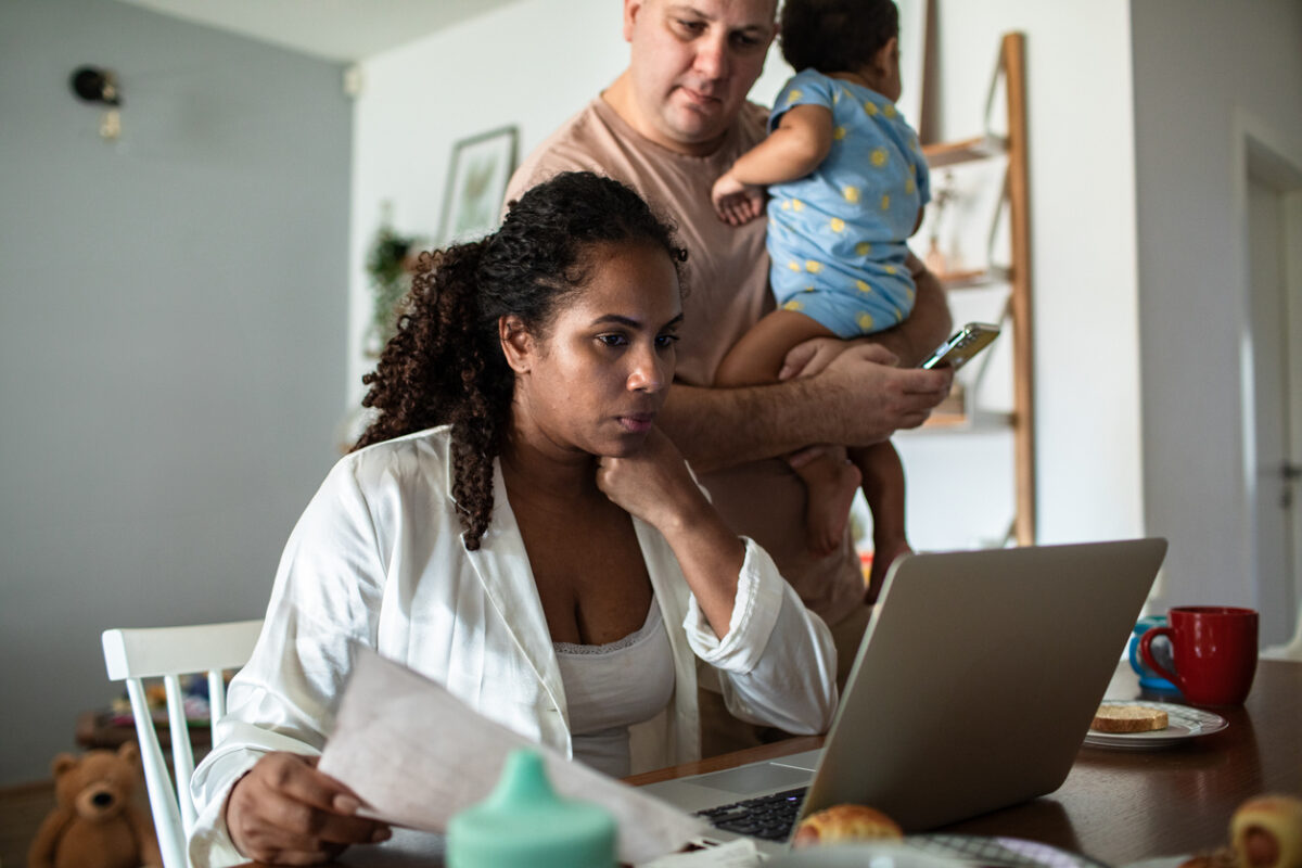 A family looks at their utility bill on their computer.