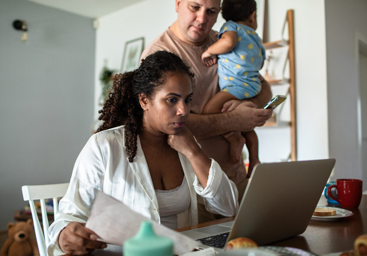 A family looks at their utility bill on their computer.