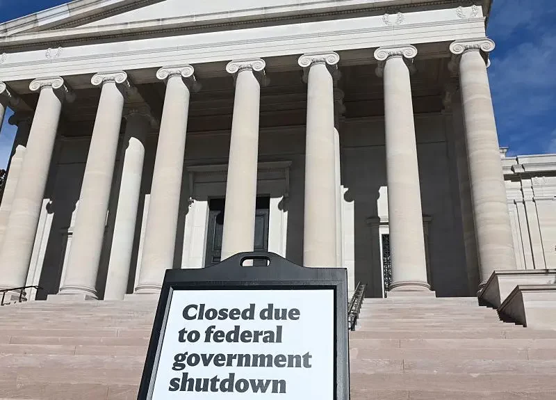 A sign indicating that the National Gallery of Art is closed due to the government shutdown