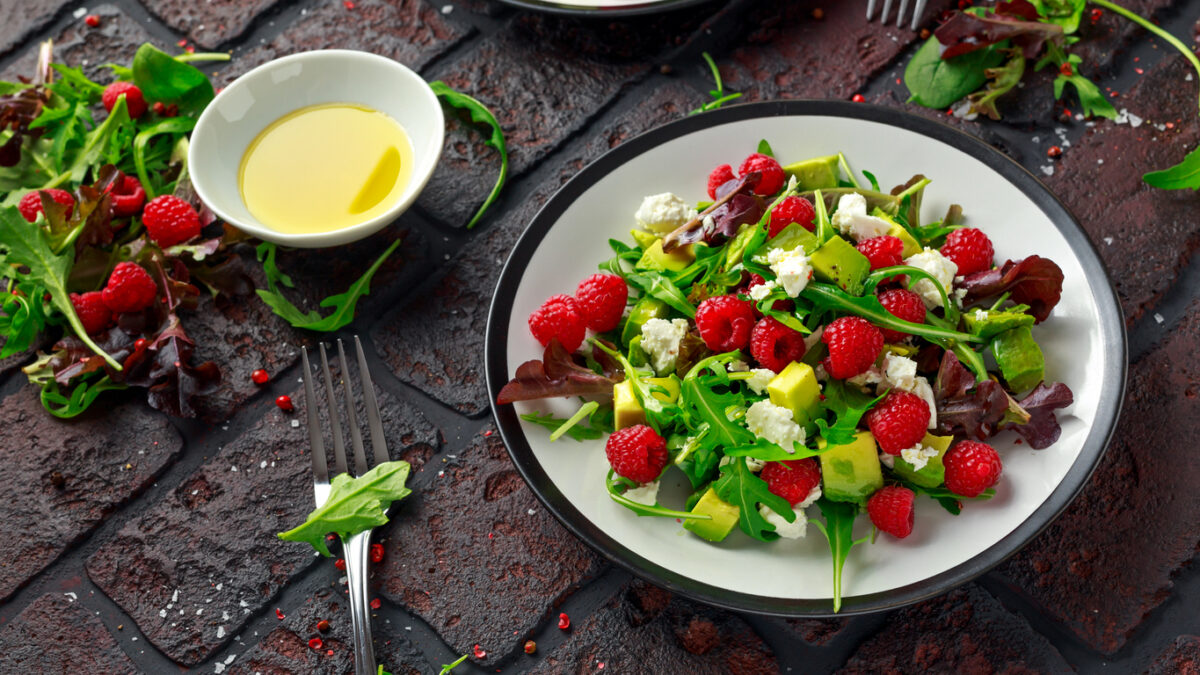 Salad with lettuce and raspberries